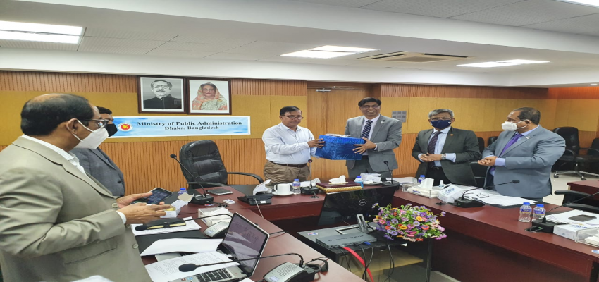 Exchanging greetings of the Director General with the Secretary of the Ministry of Public Administration.